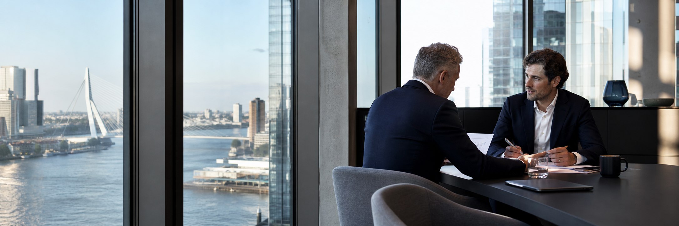 Financiële regie met Rotterdam op de achtergrond